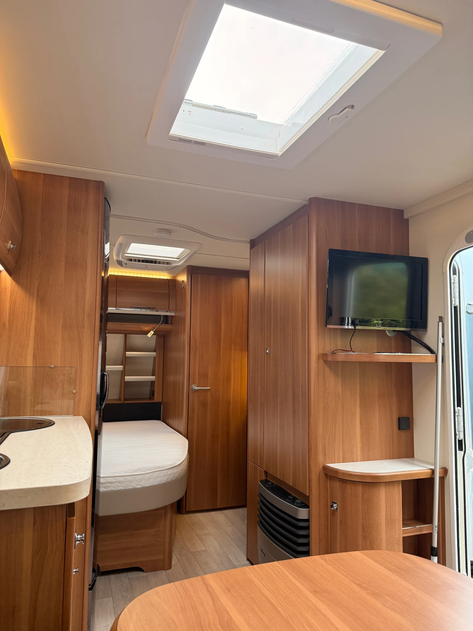 Каравана Fendt 465 Saphir IC-Line Климатик, мувър, тента, солар, снимка 9 - Каравани и кемпери - 53724391