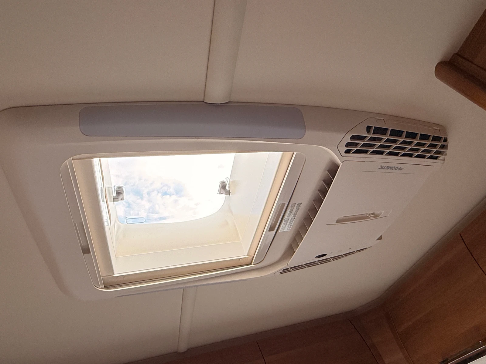 Каравана Fendt 465 Saphir IC-Line Климатик, мувър, тента, солар, снимка 15 - Каравани и кемпери - 53724391