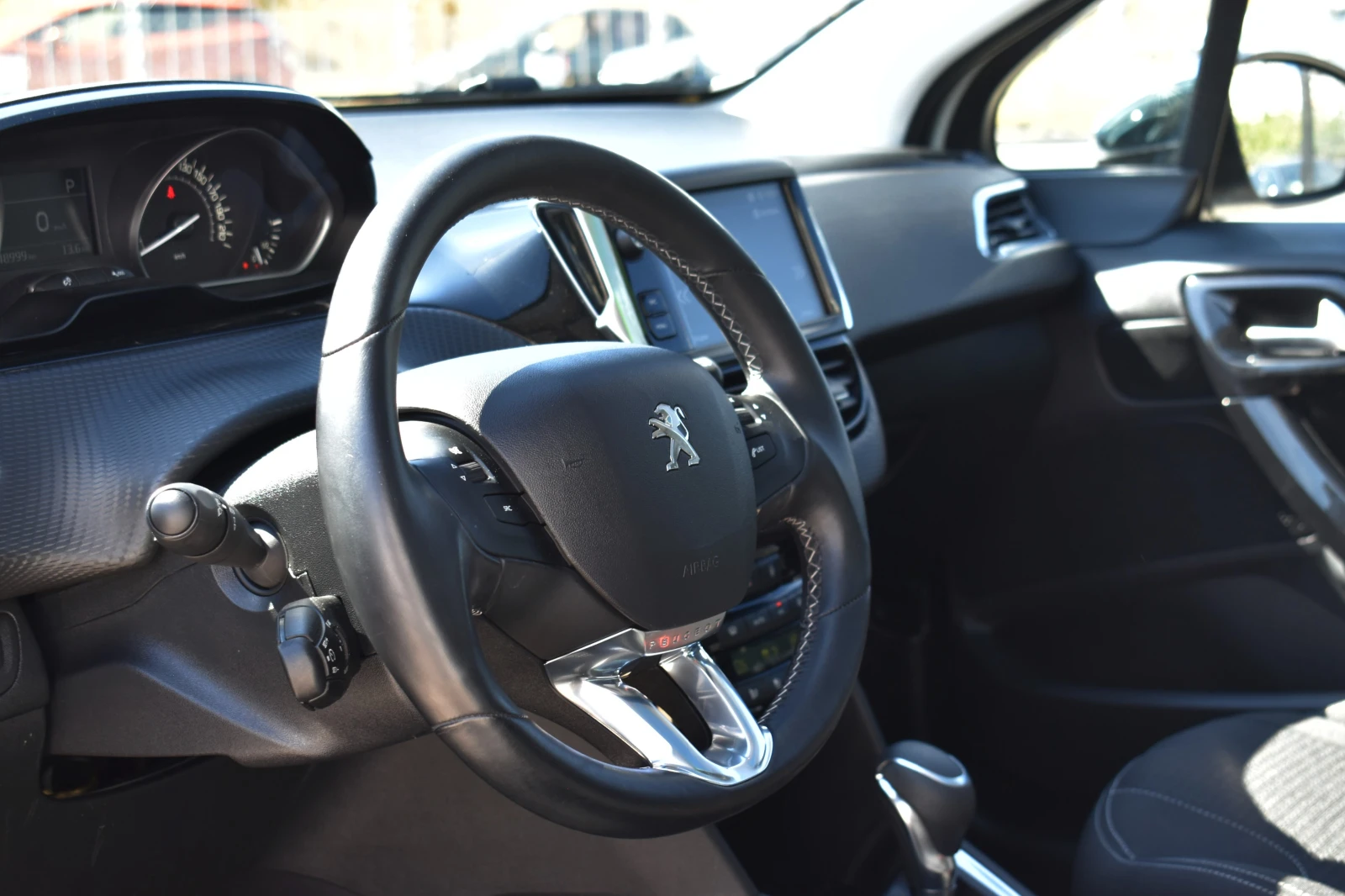 Peugeot 208 ALLURE* PANORAMA* FULL-LED - изображение 10