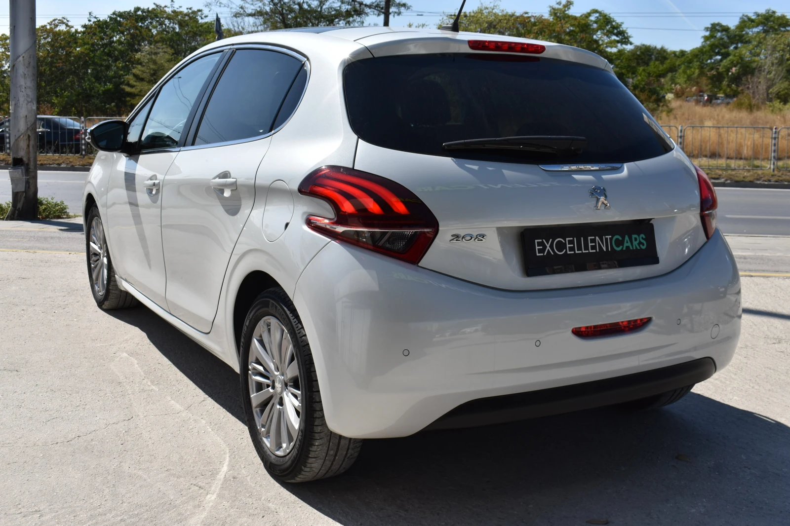 Peugeot 208 ALLURE* PANORAMA* FULL-LED - изображение 4