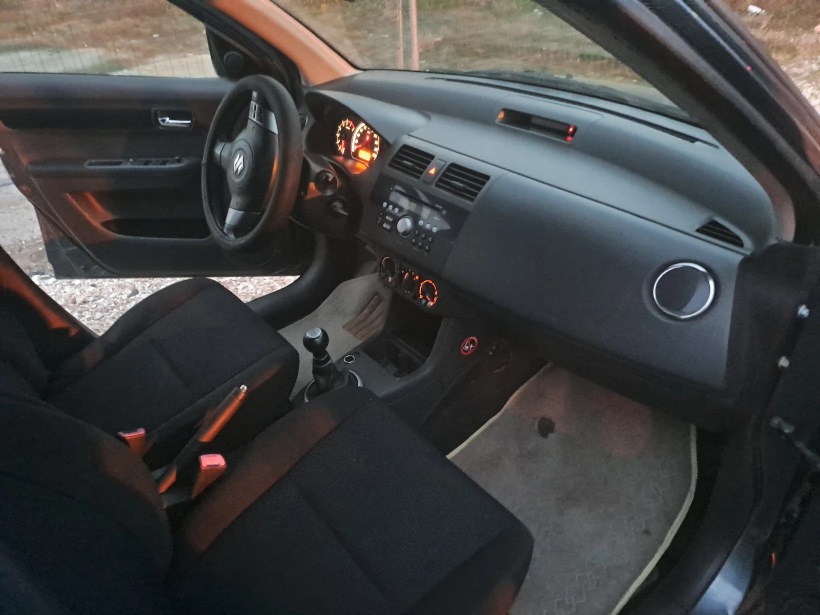Suzuki Swift 1.3i 4x4 ESKLUZIVE , снимка 14 - Автомобили и джипове - 54000576