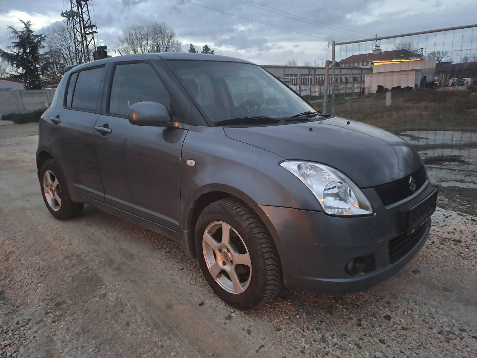 Suzuki Swift 1.3i 4x4 ESKLUZIVE , снимка 2 - Автомобили и джипове - 54000576
