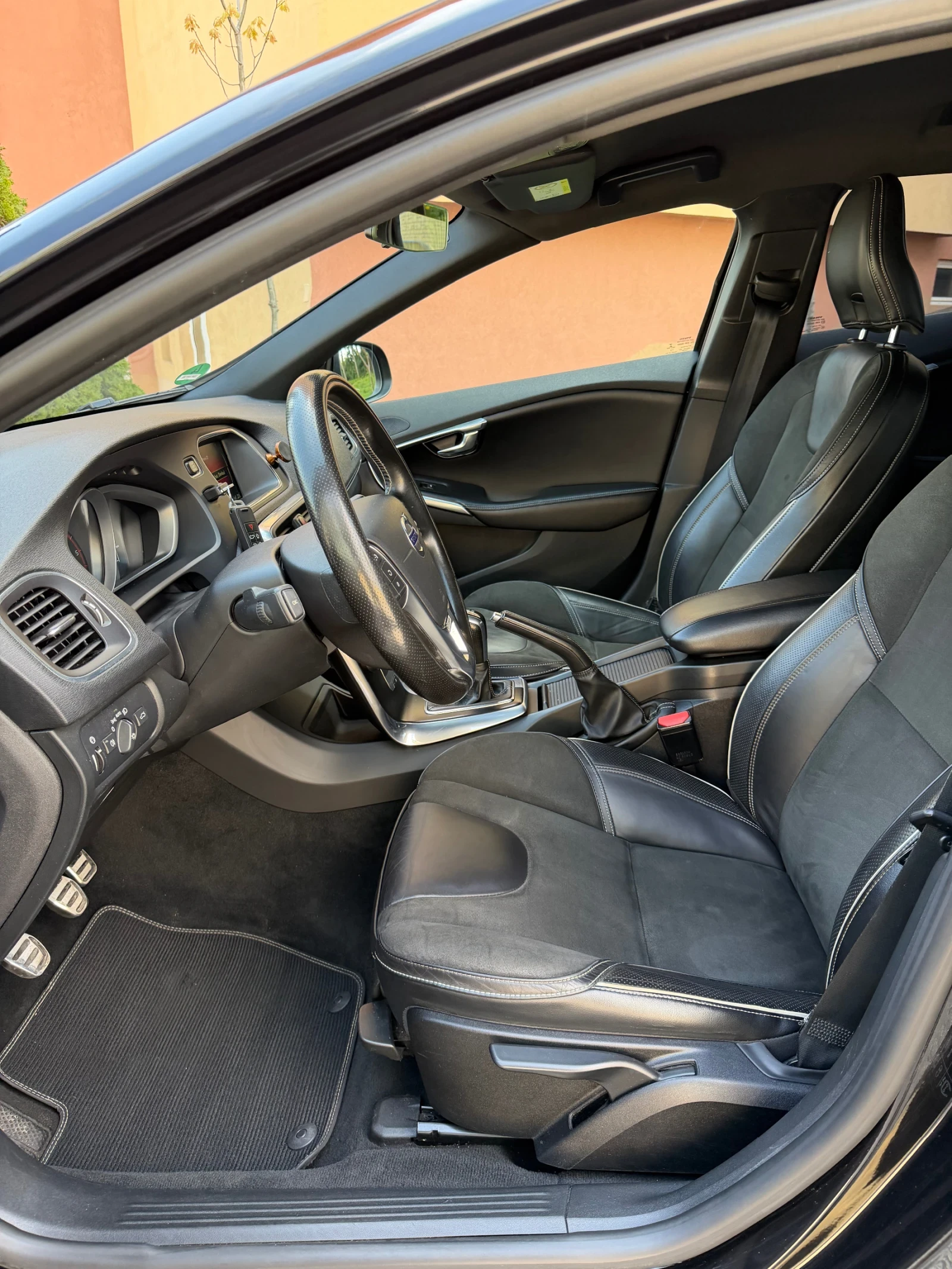 Volvo V40 2.0D R-Design, снимка 9 - Автомобили и джипове - 54303790