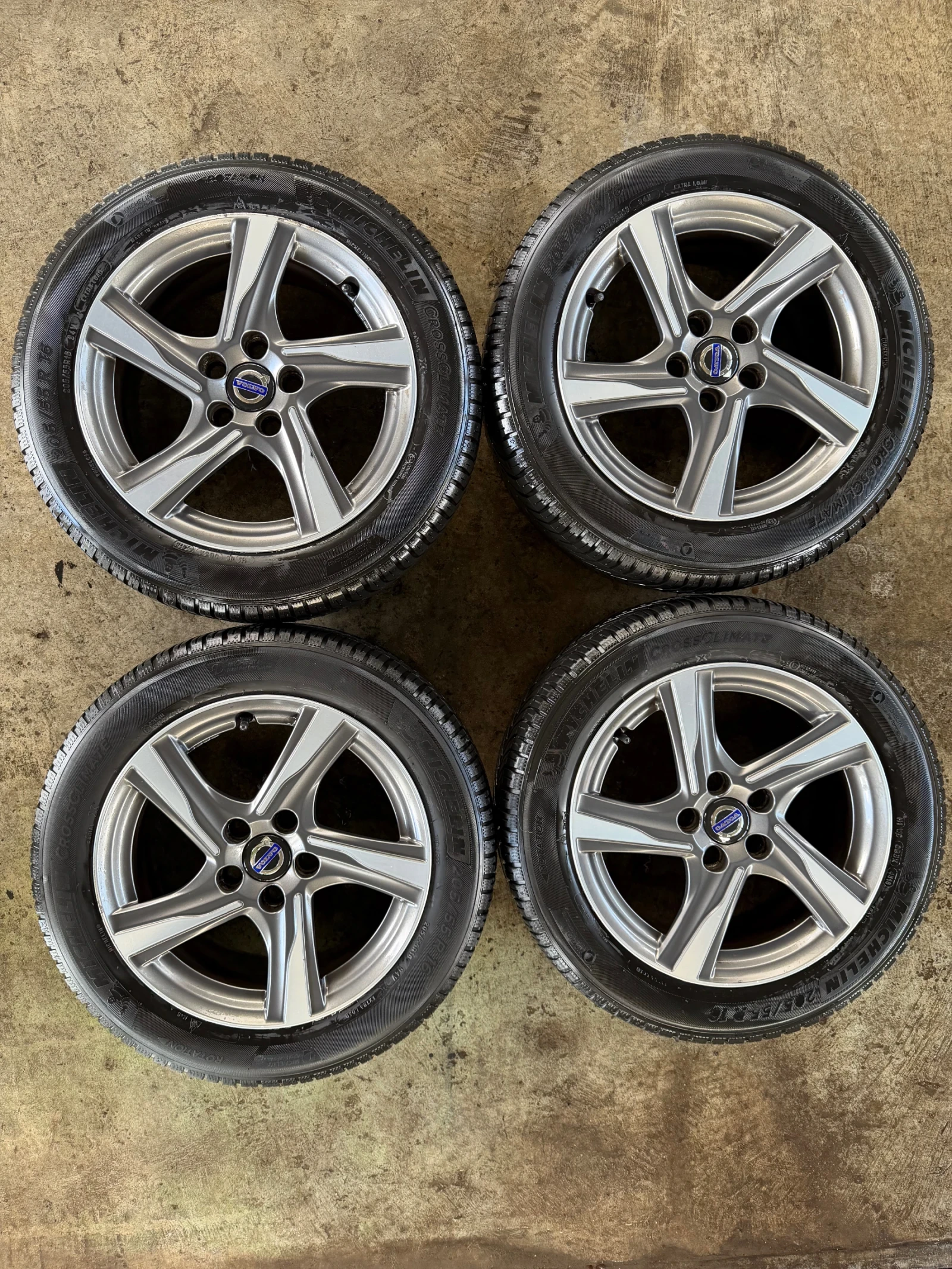 Volvo V40 2.0D R-Design, снимка 17 - Автомобили и джипове - 54303790