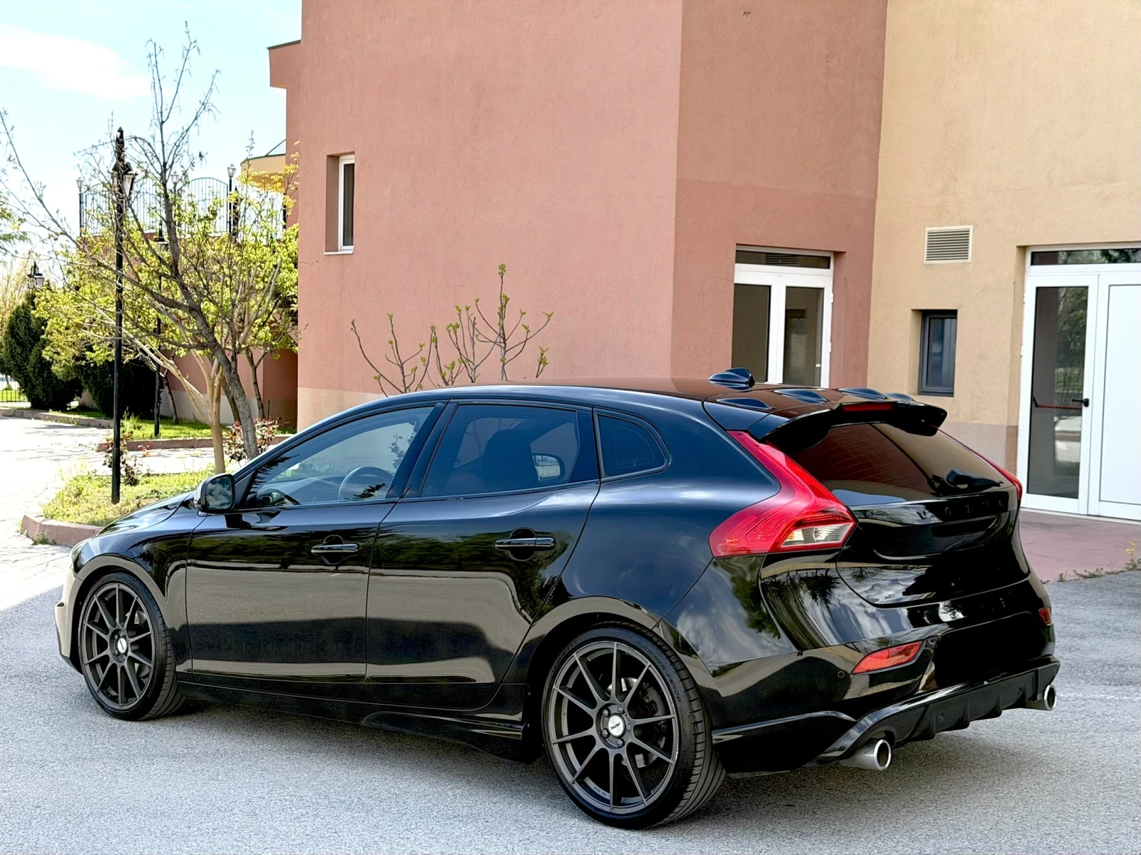 Volvo V40 2.0D R-Design, снимка 3 - Автомобили и джипове - 54303790