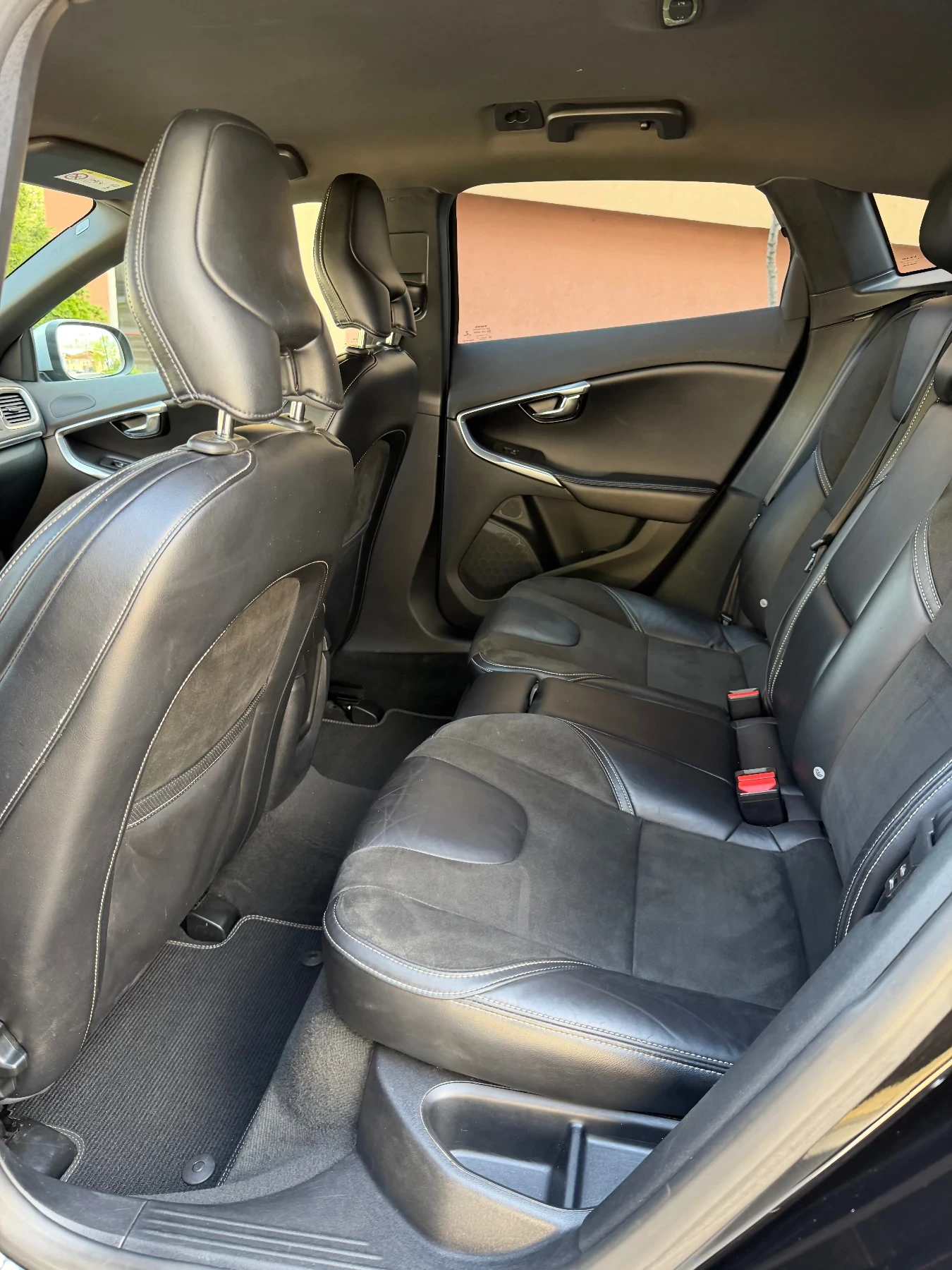 Volvo V40 2.0D R-Design, снимка 11 - Автомобили и джипове - 54303790