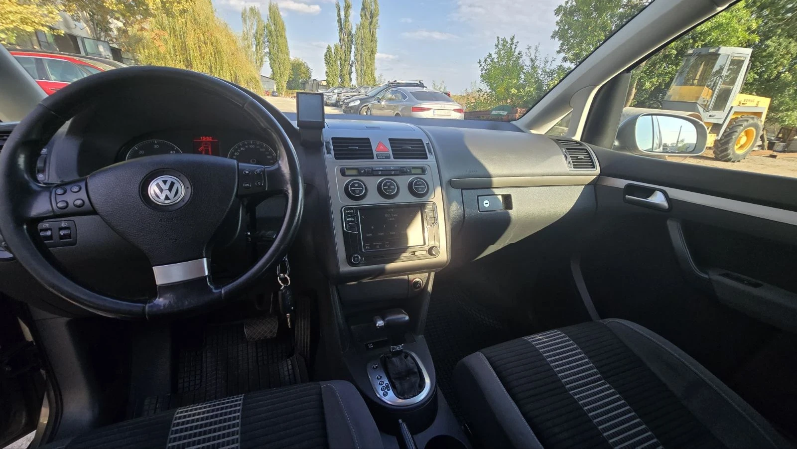 VW Touran, снимка 12 - Автомобили и джипове - 56169078