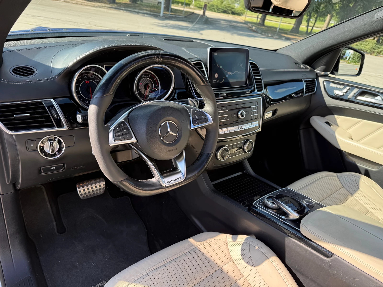 Mercedes-Benz GLE 63 S AMG 360///Key-Less///Panorama///Navi///Memory///, снимка 8 - Автомобили и джипове - 54604718