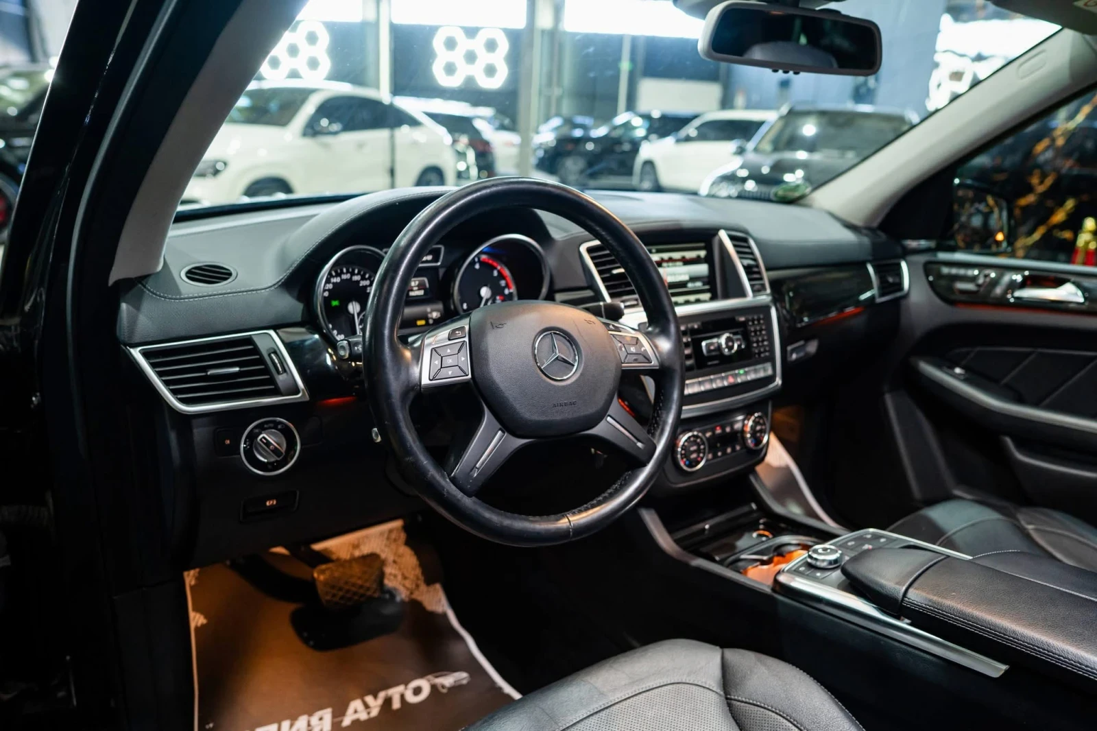 Mercedes-Benz GL 350 D 7МЕСТЕН AMG LINE LED ПАНО H&K ЛИЗИНГ 100% , снимка 12 - Автомобили и джипове - 56192295