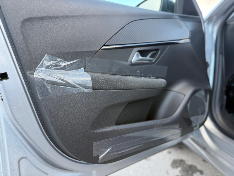 Peugeot 208 1.2i Чисто нов 15км., снимка 9 - Автомобили и джипове - 52968281