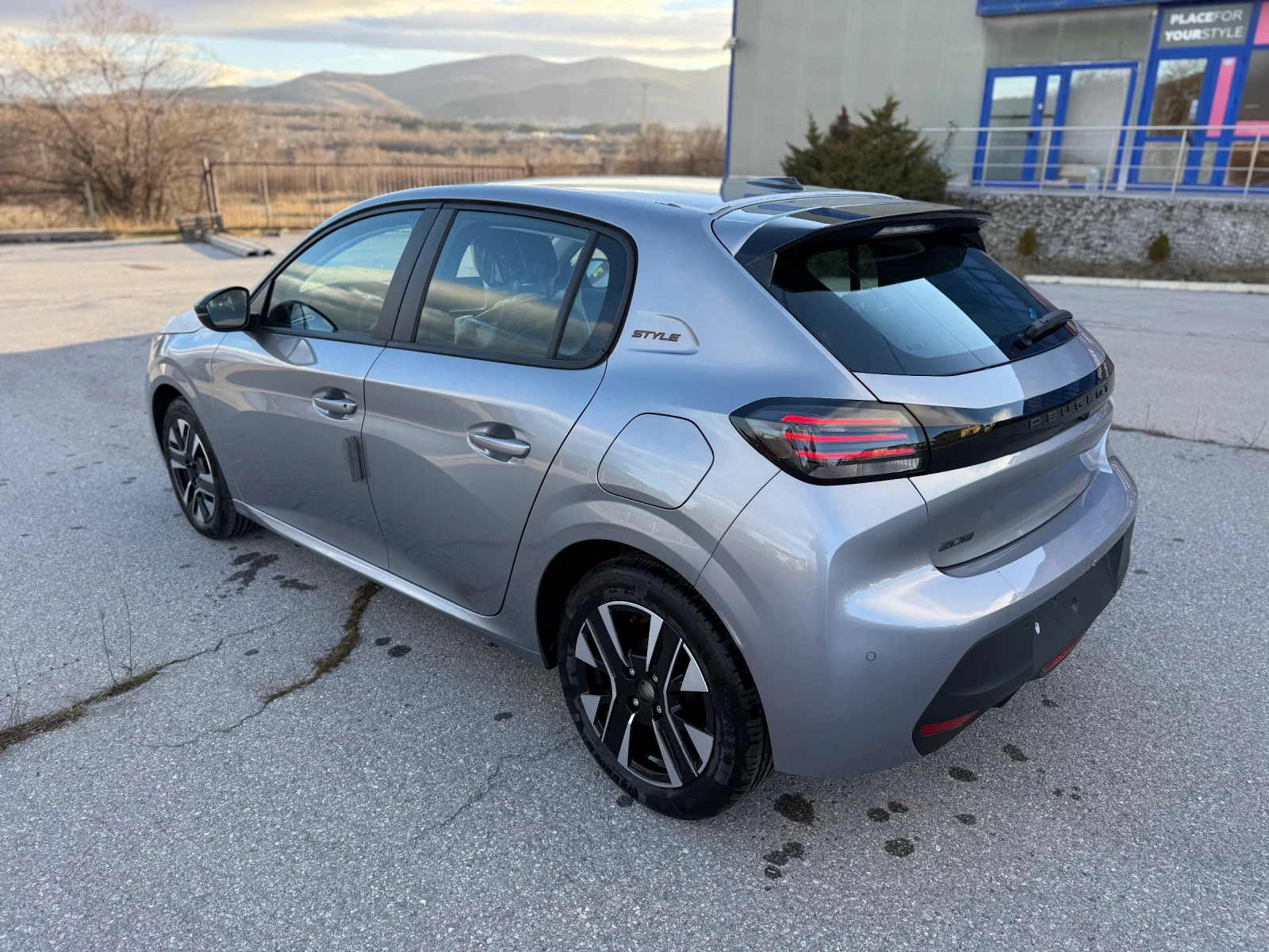 Peugeot 208 1.2i Чисто нов 15км. - изображение 5