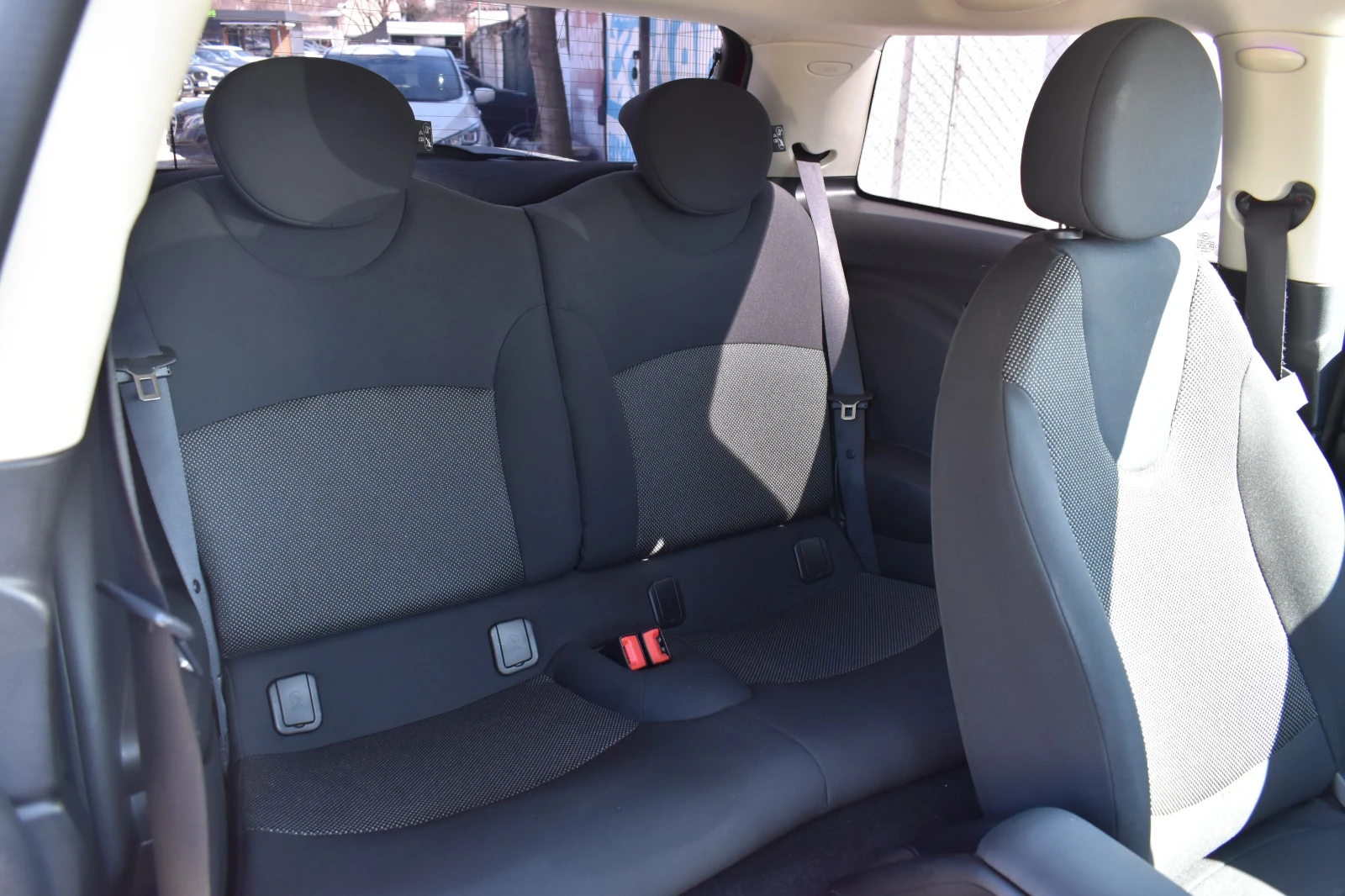 Mini One 1.6i* Сервизна история* ПОДГРЕВИ* 6скорости* , снимка 14 - Автомобили и джипове - 53839017