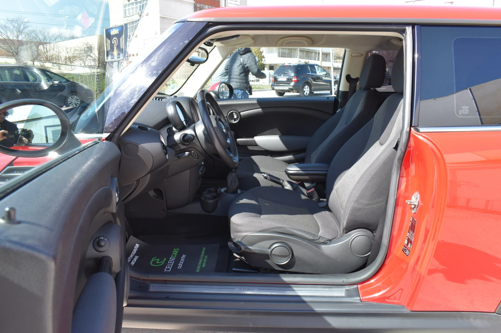 Mini One 1.6i* Сервизна история* ПОДГРЕВИ* 6скорости* , снимка 9 - Автомобили и джипове - 53839017