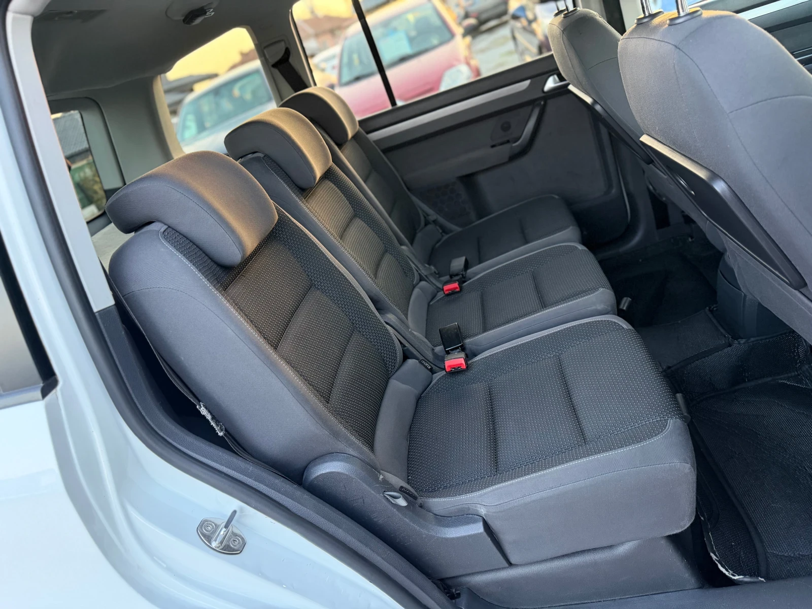 VW Touran 2.0TDI 140кс DSG НАВИ КЛИМАТРОНИК , снимка 13 - Автомобили и джипове - 53870540