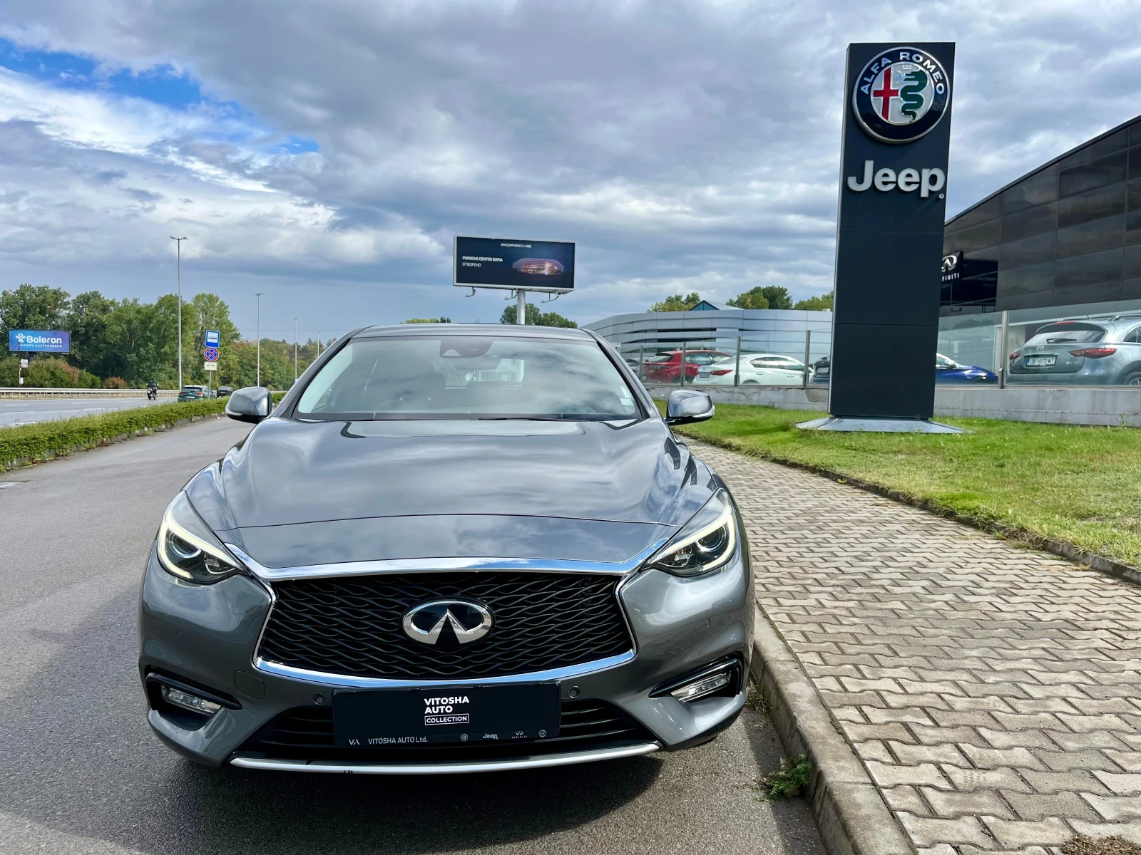 Infiniti Q30 1.6 LUXWE 2WD - изображение 2