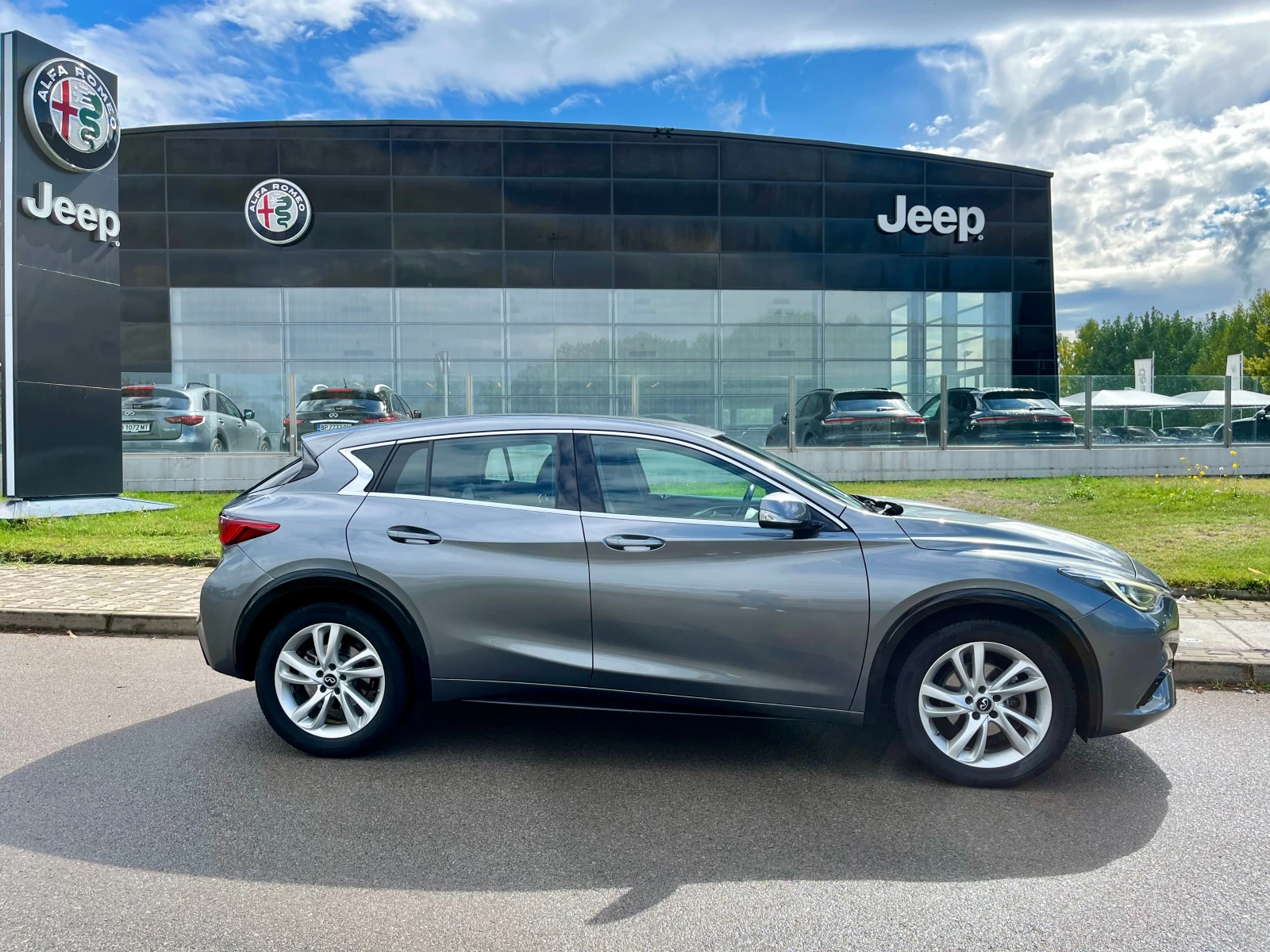 Infiniti Q30 1.6 LUXWE 2WD - изображение 3