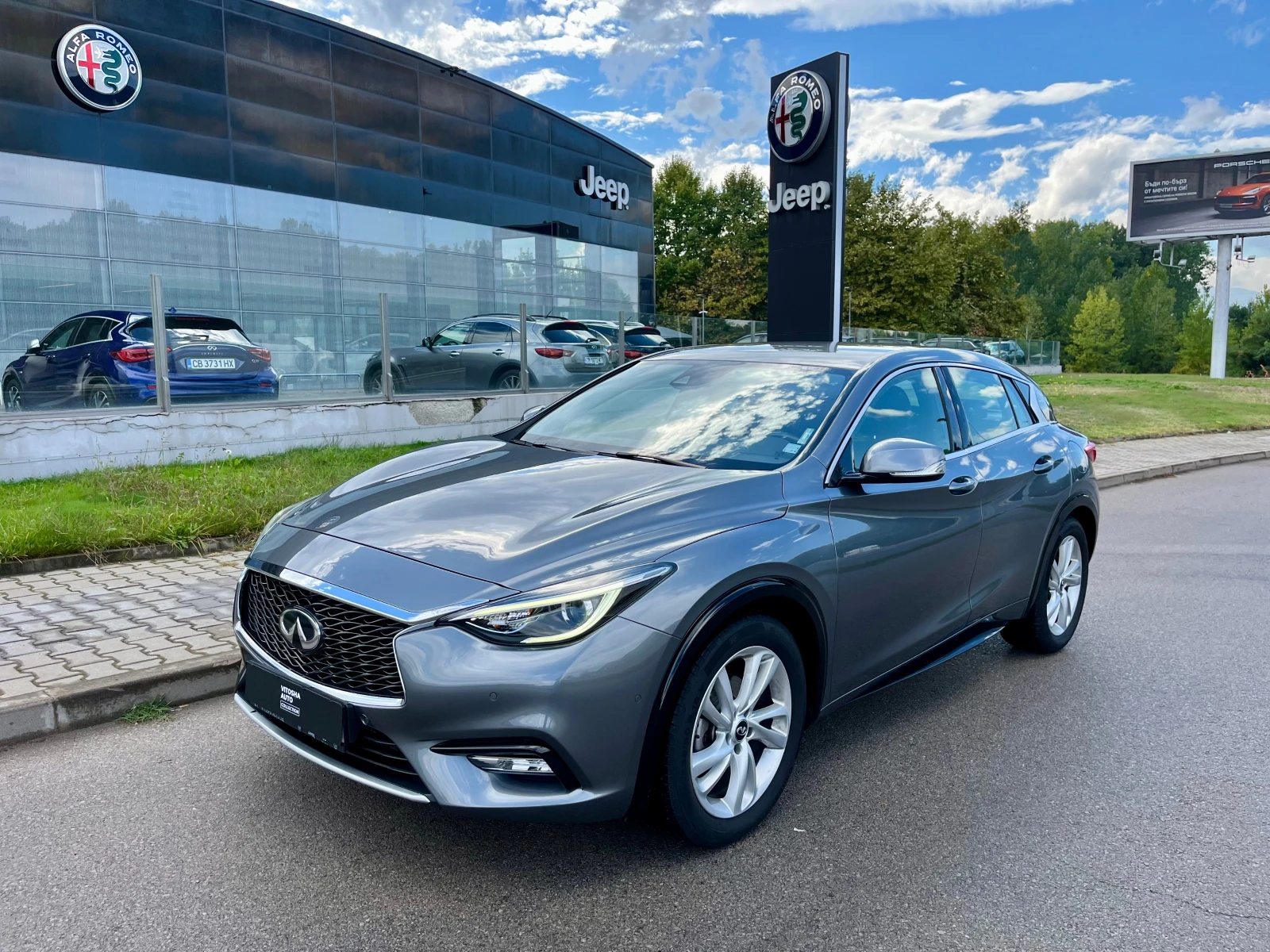 Infiniti Q30 1.6 LUXWE 2WD - изображение 8