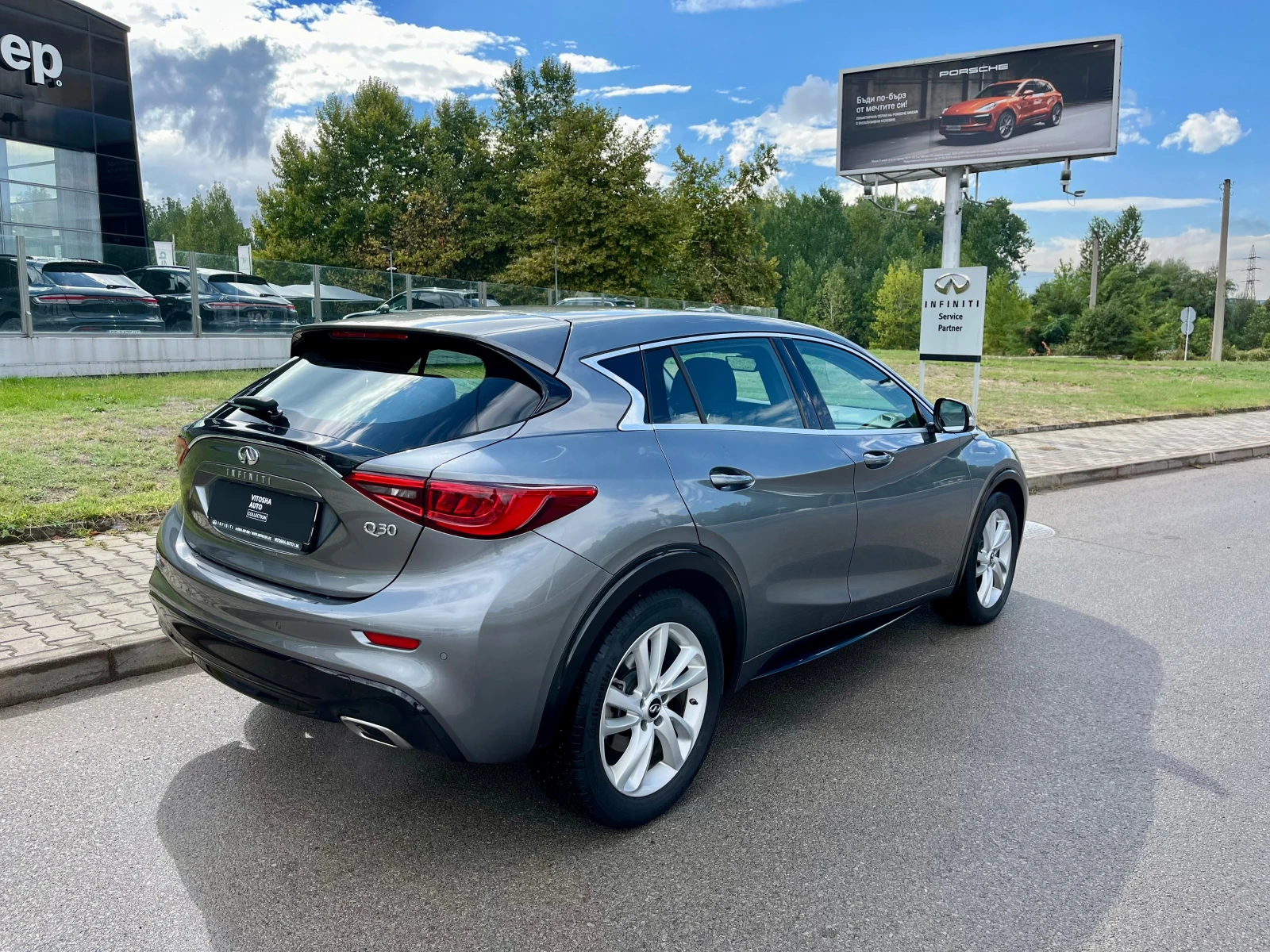 Infiniti Q30 1.6 LUXWE 2WD - изображение 4