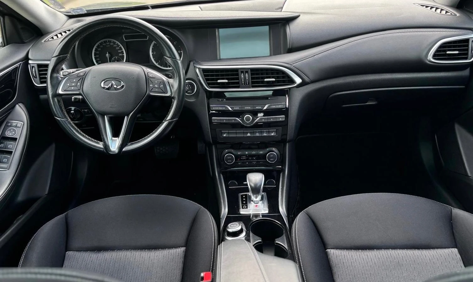 Infiniti Q30 1.6 LUXE 2WD - изображение 9