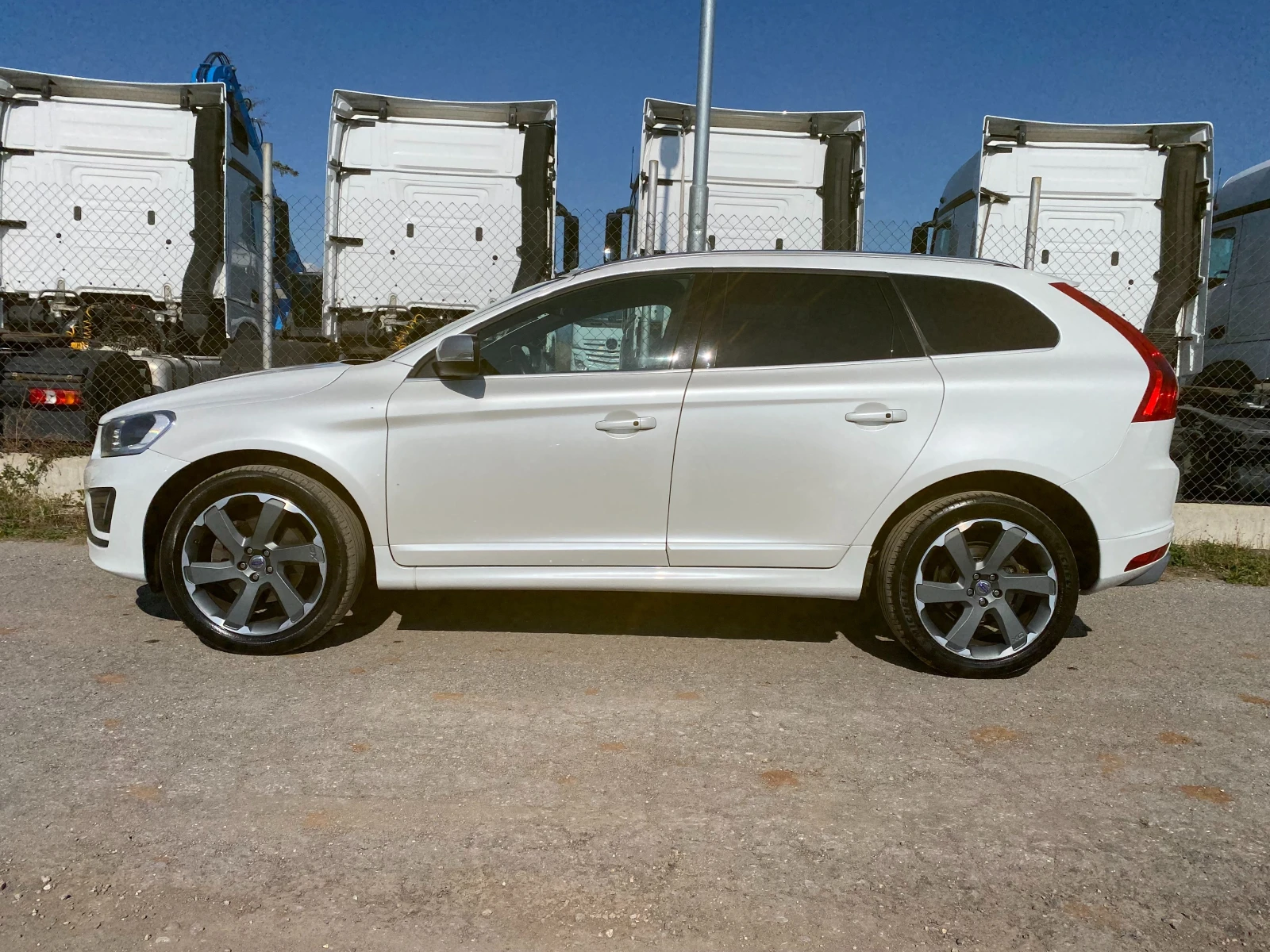Volvo XC60 D5 R-Design Full Топ състояние - изображение 2