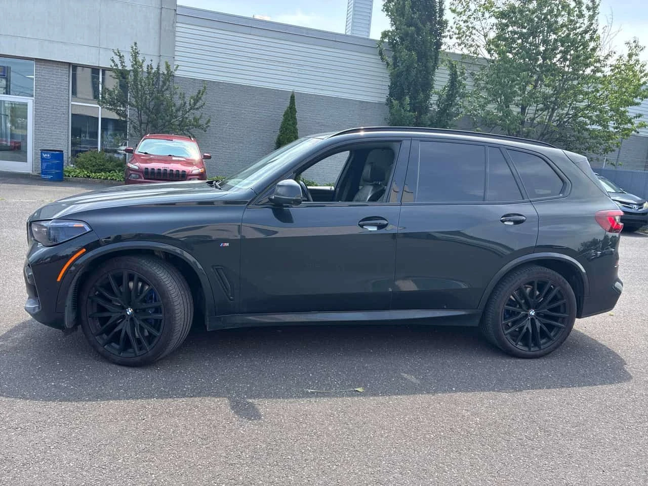 BMW X5 M50i | CARFAX | АВТОКРЕДИТ БЕЗ ПЪРВОНАЧАЛНА ВНОСКА, снимка 3 - Автомобили и джипове - 55412457