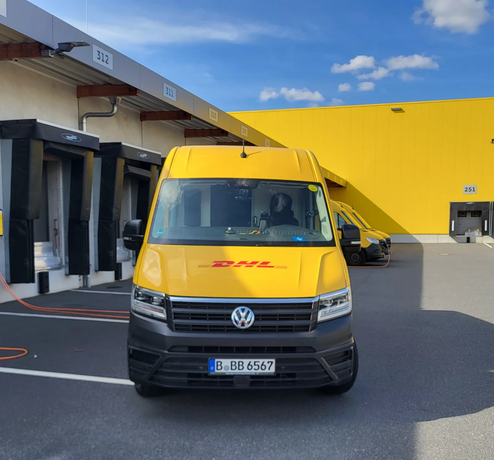VW Crafter DHL, снимка 1