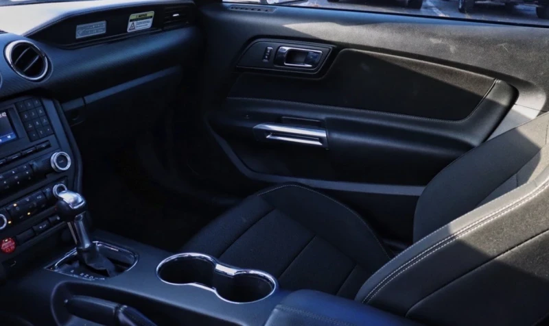 Ford Mustang 3.7 V6 * * 10-степенна кутия * * Carfax * * , снимка 10 - Автомобили и джипове - 53446934