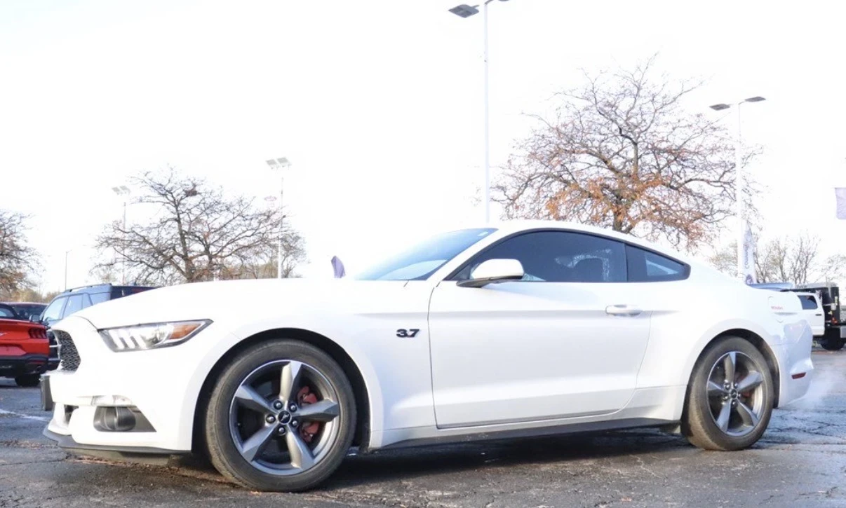 Ford Mustang 3.7 V6 * * 10-степенна кутия * * Carfax * *  - изображение 4