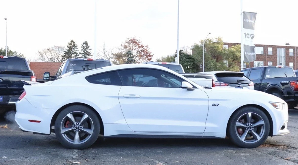 Ford Mustang 3.7 V6 * * 10-степенна кутия * * Carfax * *  - изображение 3