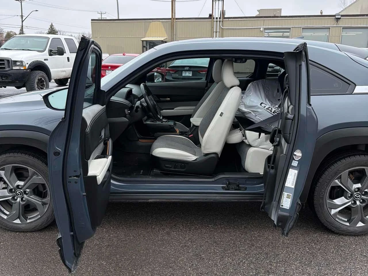 Mazda MX-30 * GT * CARFAX * ДВА КЛЮЧА * 360 КАМЕРИ, снимка 16 - Автомобили и джипове - 54219396