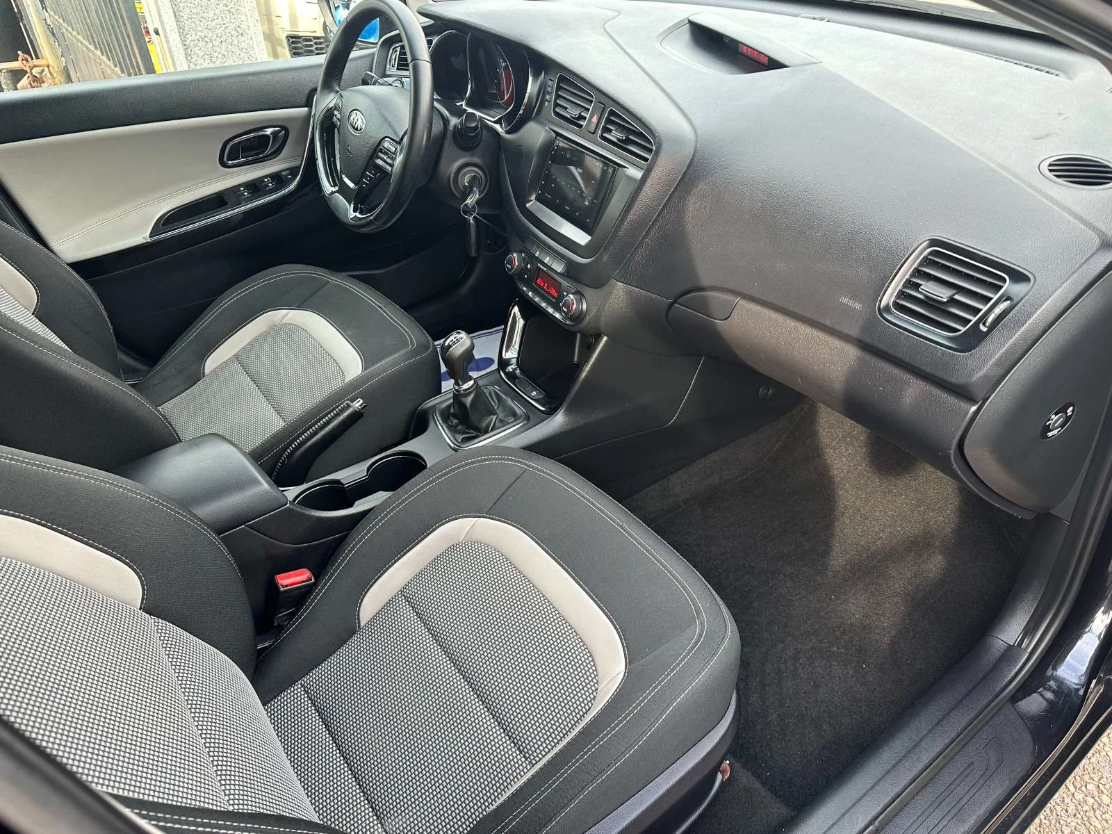 Kia Ceed 1.4CRDi-90k.s-LED-NAVI-PDC-EURO5B-6sk, снимка 9 - Автомобили и джипове - 54859819