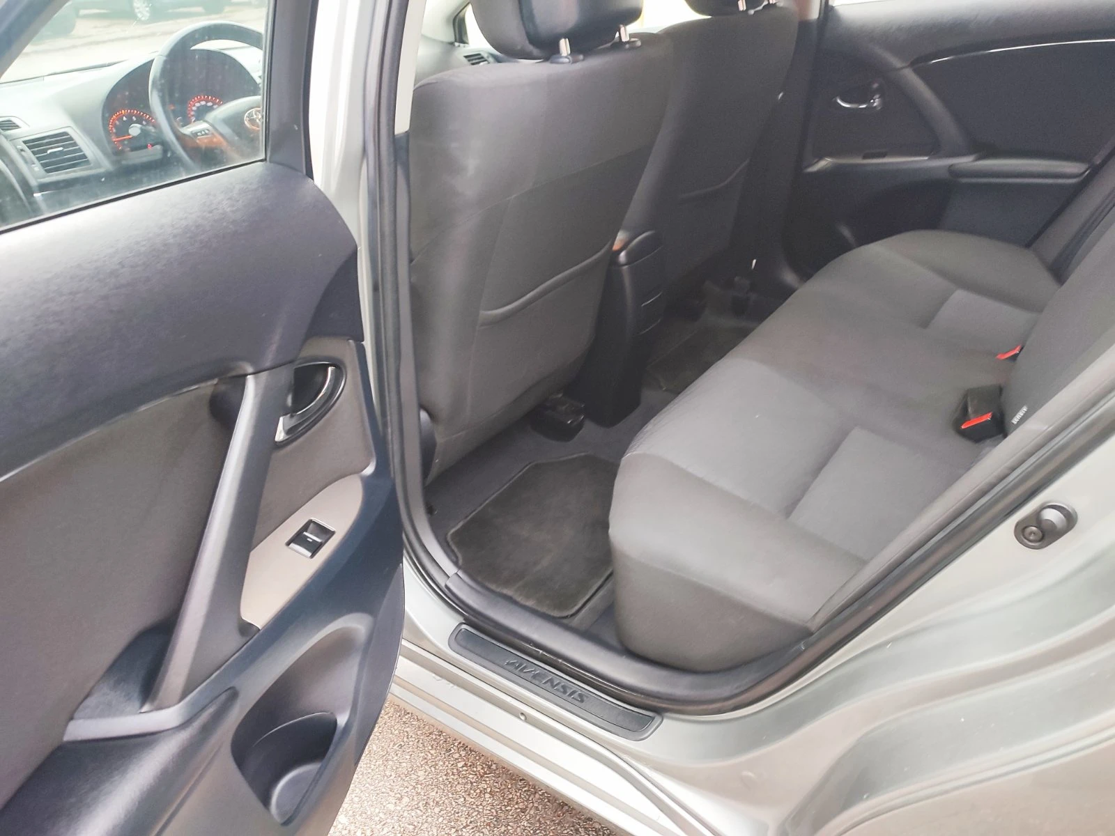 Toyota Avensis 2.0I-SWISS, снимка 9 - Автомобили и джипове - 55439378