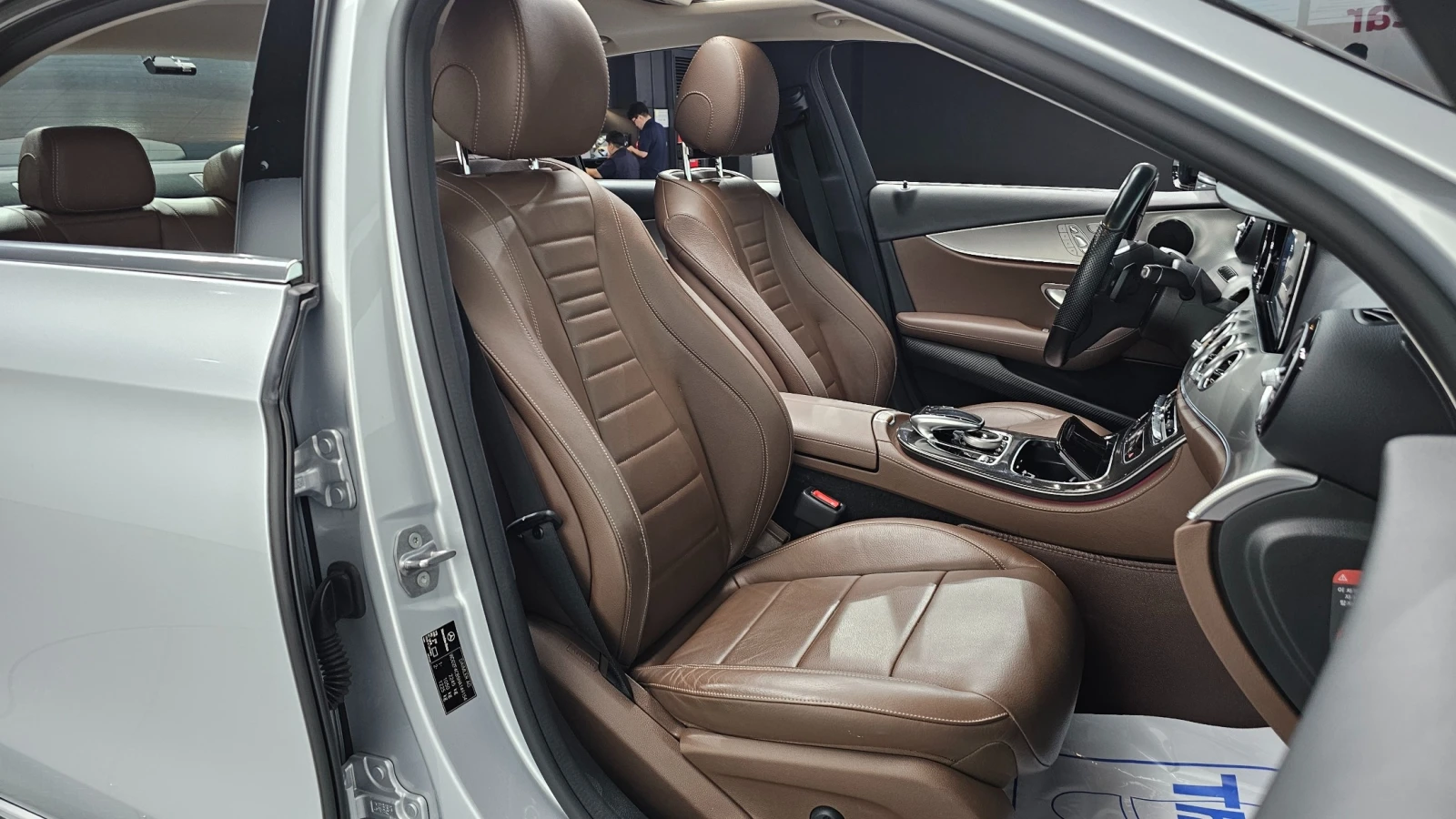 Mercedes-Benz E 200 2.0 Avantgarde, снимка 9 - Автомобили и джипове - 56654079