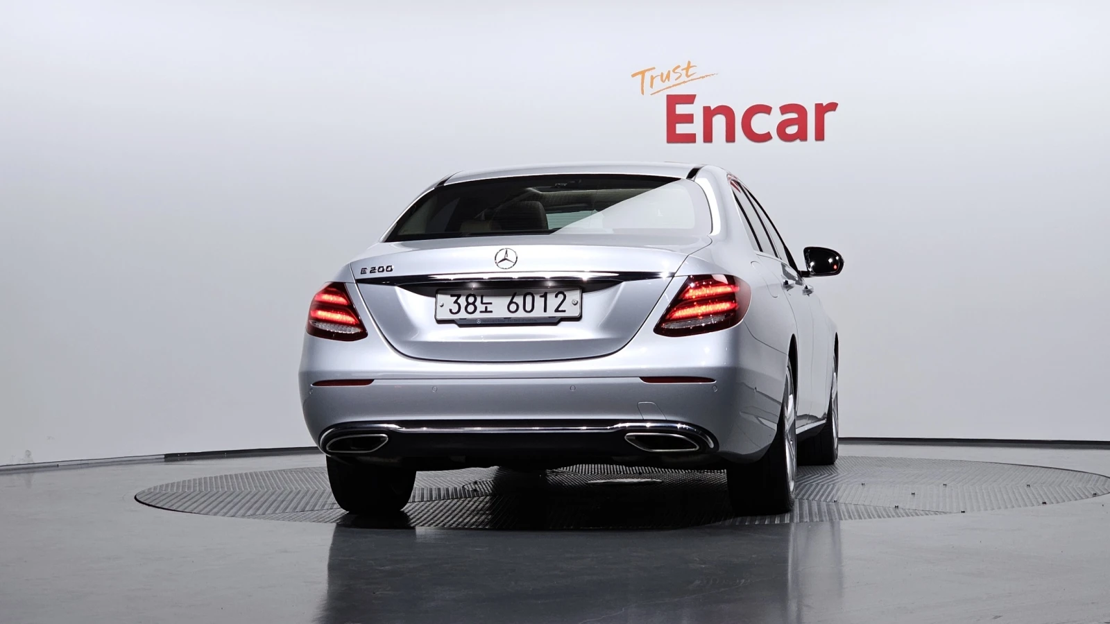 Mercedes-Benz E 200 2.0 Avantgarde, снимка 4 - Автомобили и джипове - 56654079