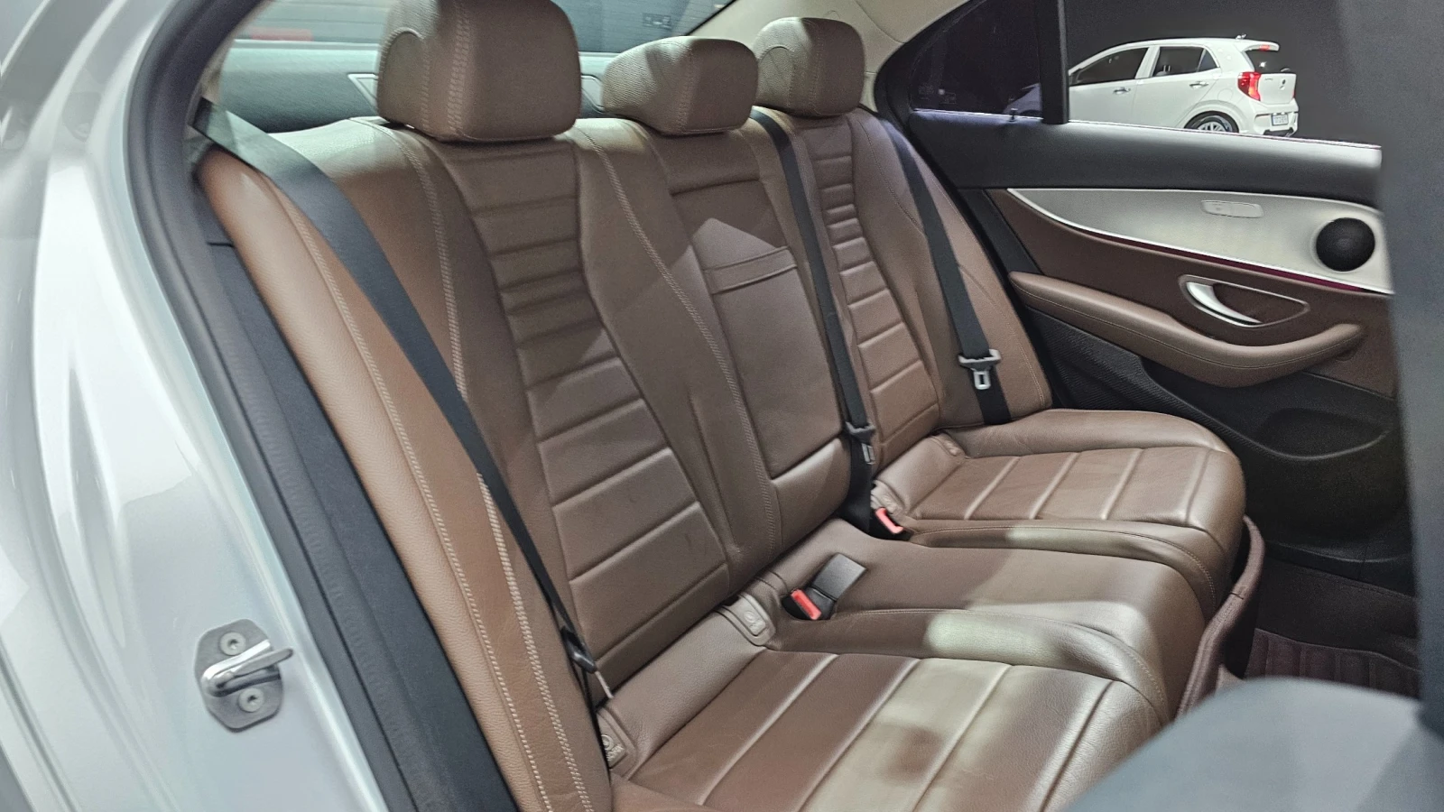 Mercedes-Benz E 200 2.0 Avantgarde, снимка 10 - Автомобили и джипове - 56654079