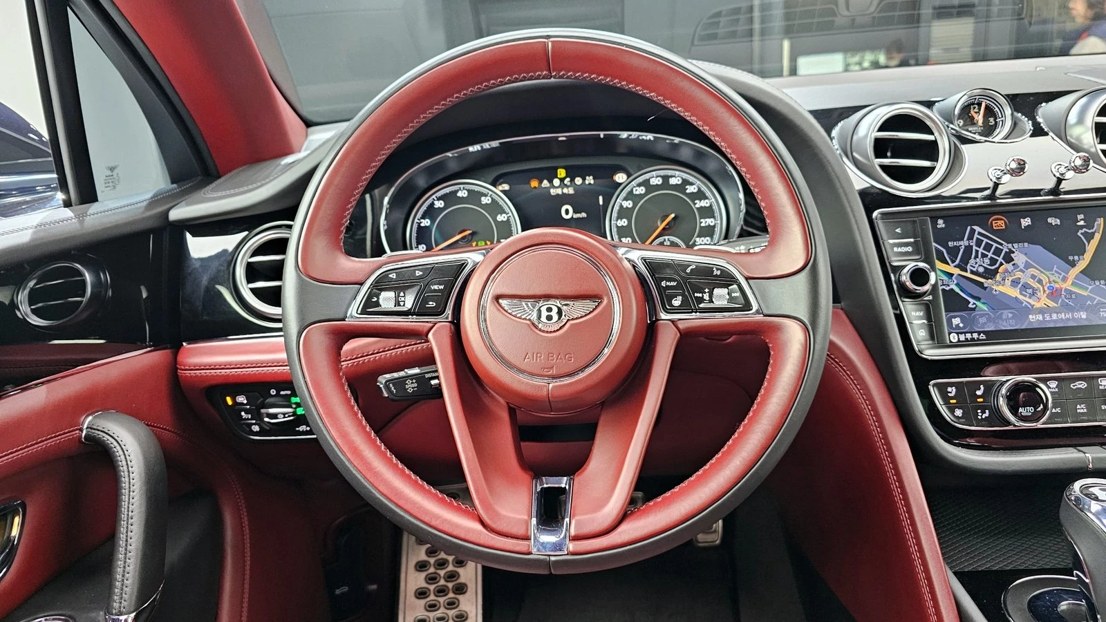 Bentley Bentayga 4.0* ЛЮК* МАСАЖ* HUD* 360* KEYLESS* КРАЙНА ЦЕНА, снимка 13 - Автомобили и джипове - 55336474