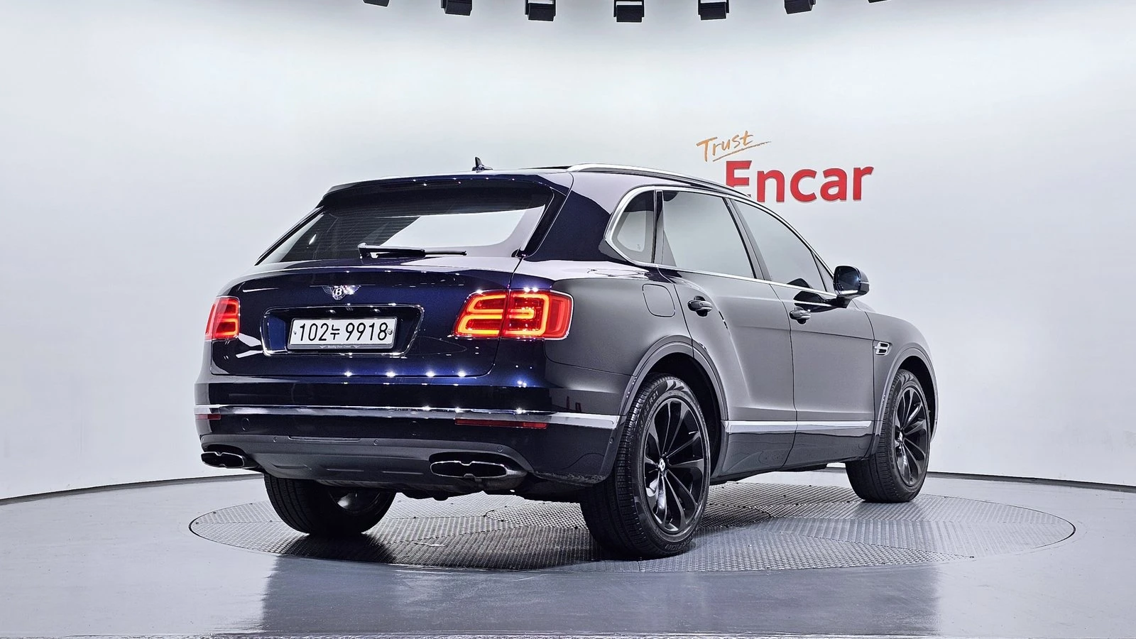 Bentley Bentayga 4.0* ЛЮК* МАСАЖ* HUD* 360* KEYLESS* КРАЙНА ЦЕНА, снимка 2 - Автомобили и джипове - 55336474