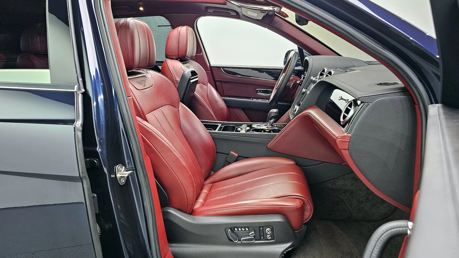 Bentley Bentayga 4.0* ЛЮК* МАСАЖ* HUD* 360* KEYLESS* КРАЙНА ЦЕНА, снимка 10 - Автомобили и джипове - 55336474
