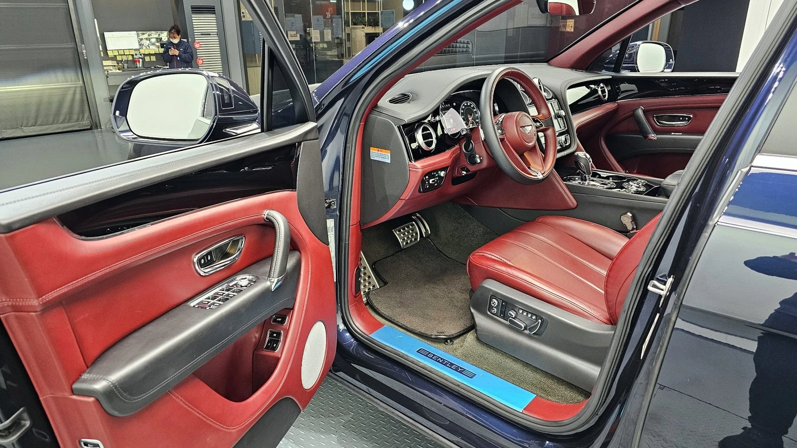 Bentley Bentayga 4.0* ЛЮК* МАСАЖ* HUD* 360* KEYLESS* КРАЙНА ЦЕНА, снимка 11 - Автомобили и джипове - 55336474