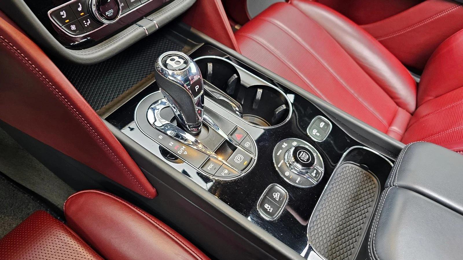 Bentley Bentayga 4.0* ЛЮК* МАСАЖ* HUD* 360* KEYLESS* КРАЙНА ЦЕНА, снимка 9 - Автомобили и джипове - 55336474