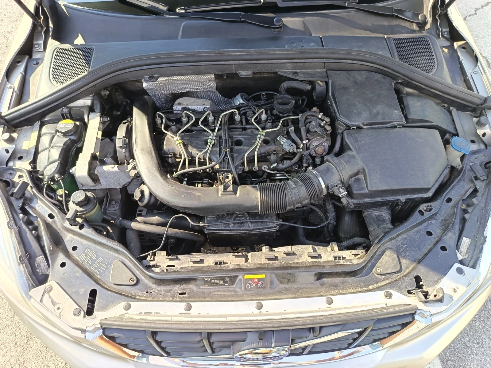 Volvo XC60 D 3, снимка 16 - Автомобили и джипове - 55777932