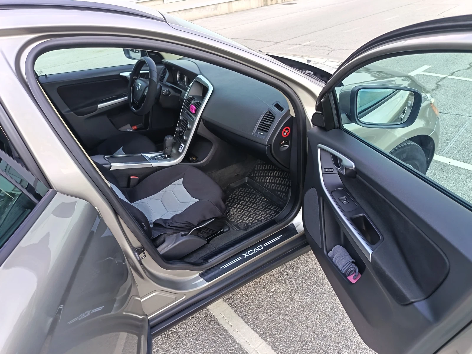 Volvo XC60 D 3, снимка 10 - Автомобили и джипове - 55777932