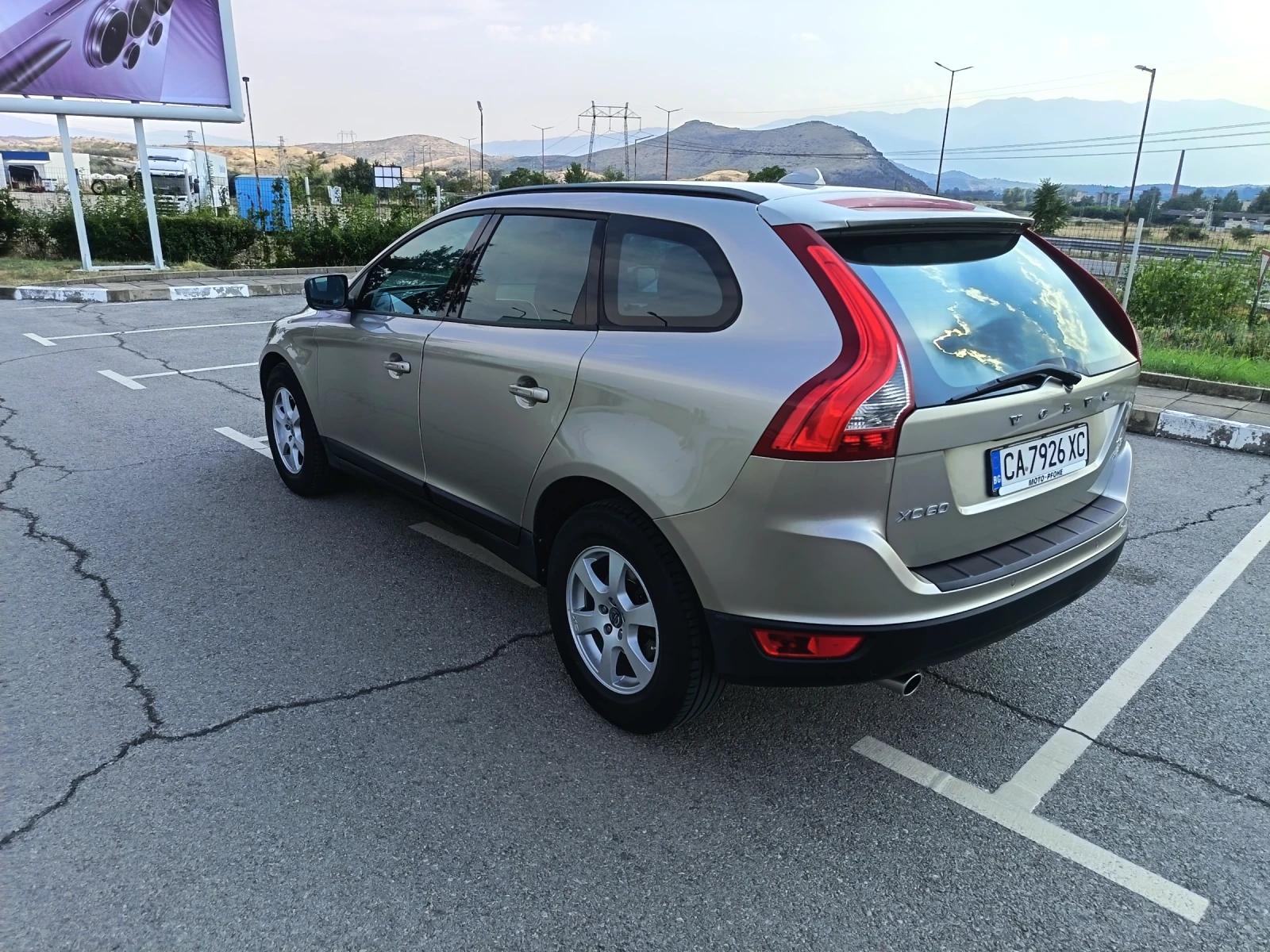 Volvo XC60 D 3, снимка 6 - Автомобили и джипове - 55777932