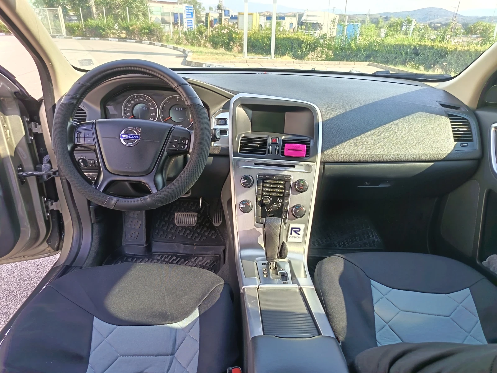 Volvo XC60 D 3, снимка 14 - Автомобили и джипове - 55777932