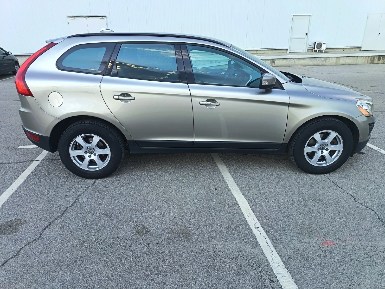 Volvo XC60 D 3, снимка 3 - Автомобили и джипове - 55777932