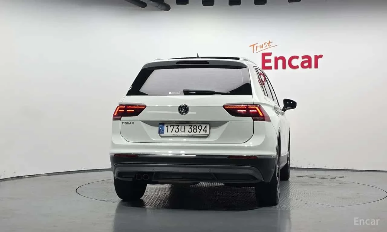 VW Tiguan * 2.0 TDI Prestige * БЕЗ ПЪРВОНАЧАЛНА ВНОСКА, снимка 4 - Автомобили и джипове - 56271036