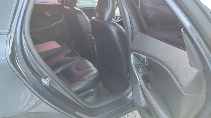 Volvo V40 Кожа/Нави/2.0d, снимка 15 - Автомобили и джипове - 53446619
