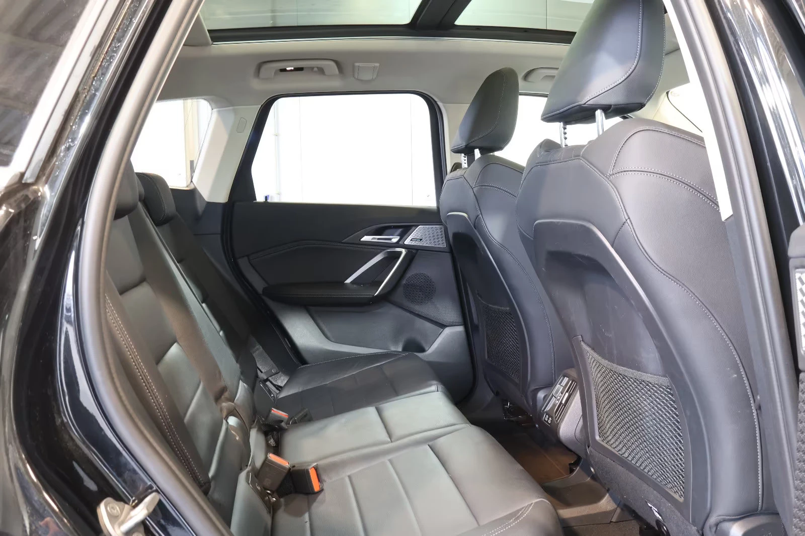 BMW iX1 30/xDRIVE/313HP/HUD/PANO/360/H&K/19/226z | Mobile.bg � ����������� 14