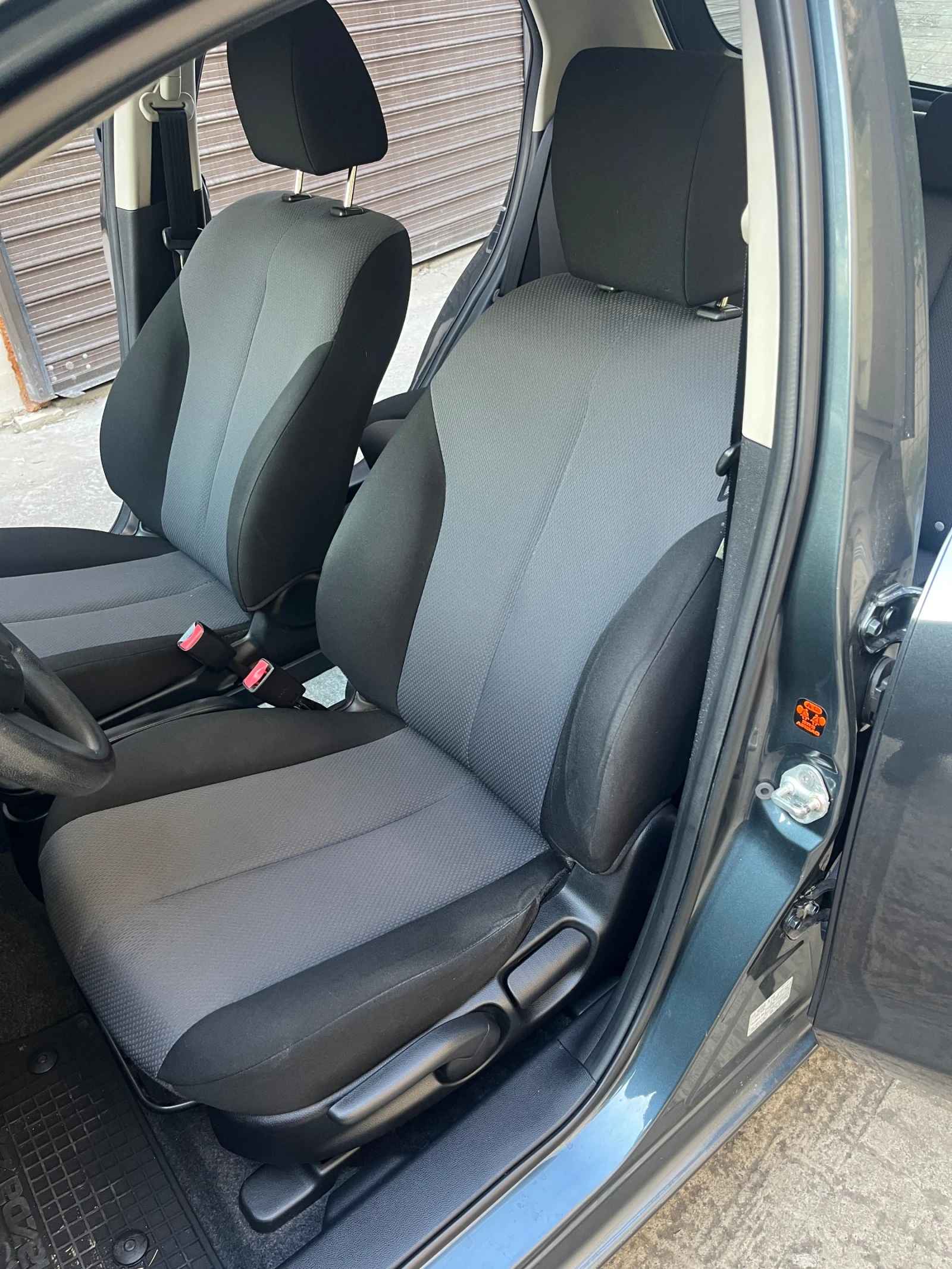 Mazda 2 1.3i* Перфектен* , снимка 8 - Автомобили и джипове - 54789209