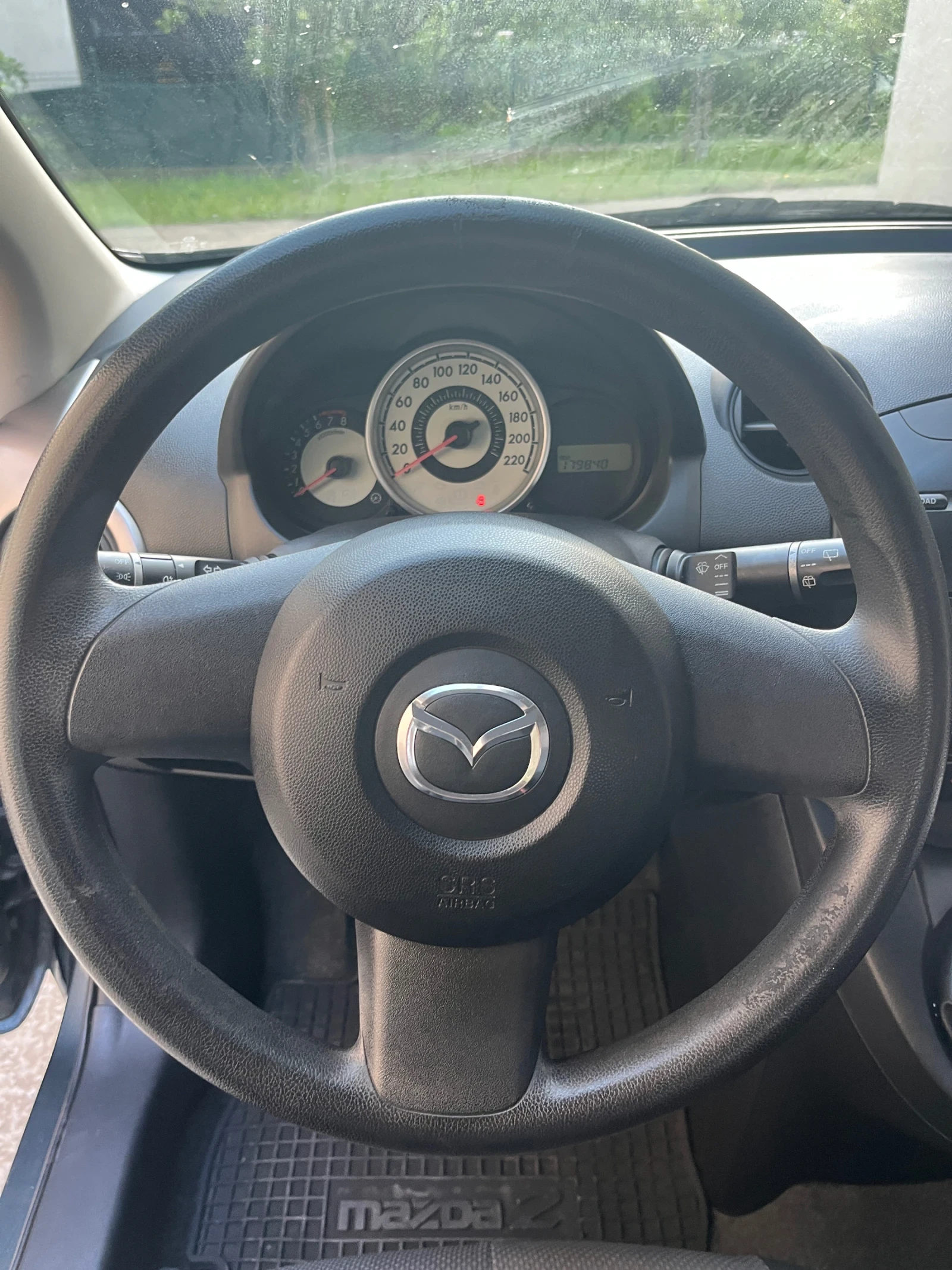 Mazda 2 1.3i* Перфектен* , снимка 7 - Автомобили и джипове - 54789209